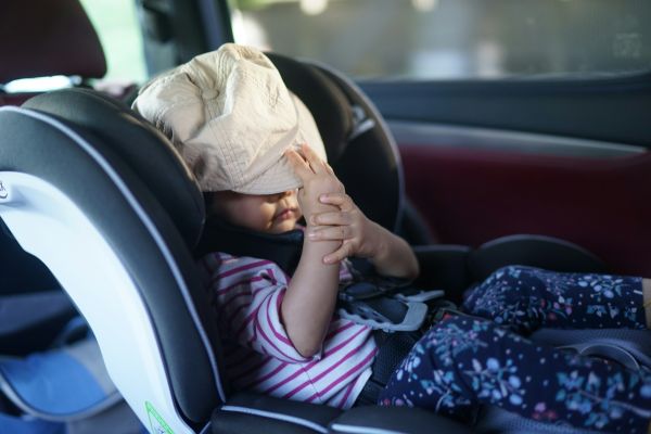 Évaluer l'inclinaison d'un siège auto pour bébé